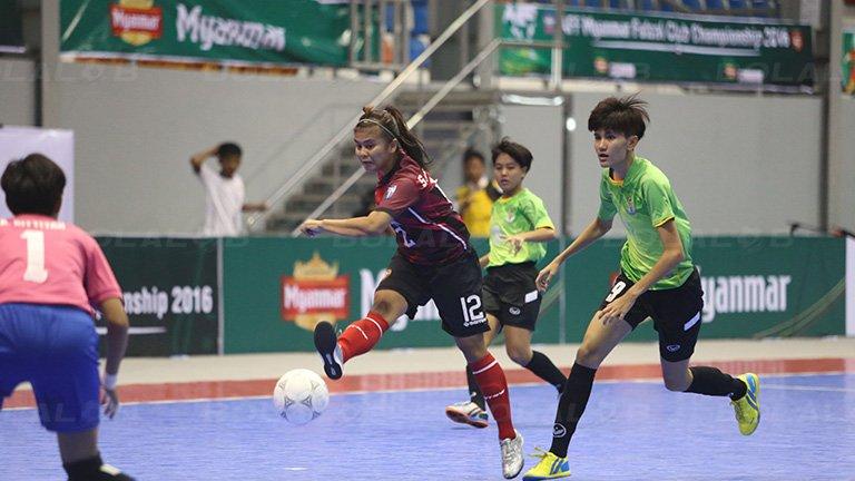 Salah seorang pemain JK Angels melakukan tendangan ke gawang lawan pada partai final AFF Futsal Club Championship, Sabtu (16/07/16).